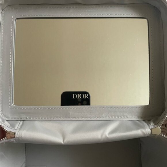 Dior Around The World Exclusive Skincare Set + Vanity Case + 2 Dior Face Towels - Picture 3 of 7